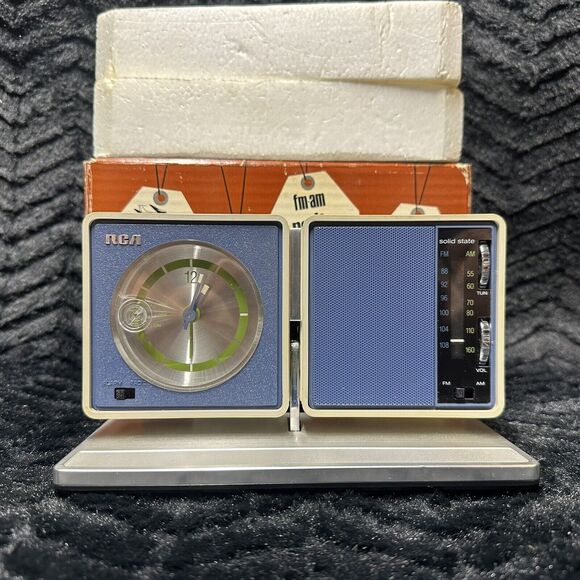 RCA Travel Clock Radio "The Million Miler" Model RZS321A Solid State Aspen Blue - Picture 5 of 16